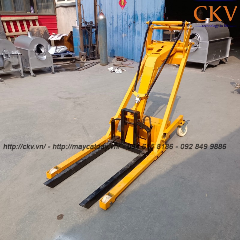 Xe nâng ắc quy thủy lực